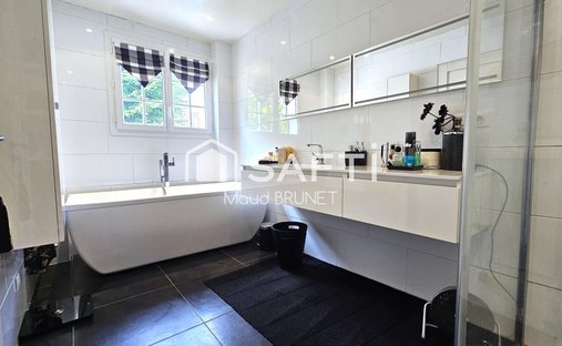 Castle for Sale in Houdan, Île-de-France, France