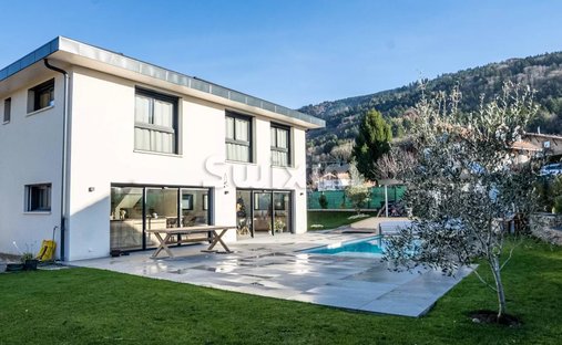 Castle for Sale in Bons-en-Chablais, Auvergne-Rhône-Alpes, France