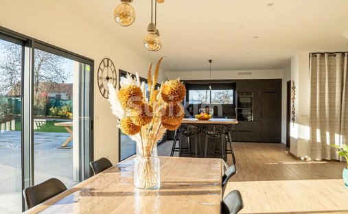 Castle for Sale in Bons-en-Chablais, Auvergne-Rhône-Alpes, France