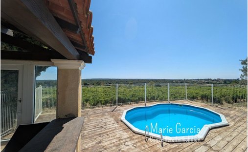 12th Century Fortified Castle On A Park Of Over 1 Ha