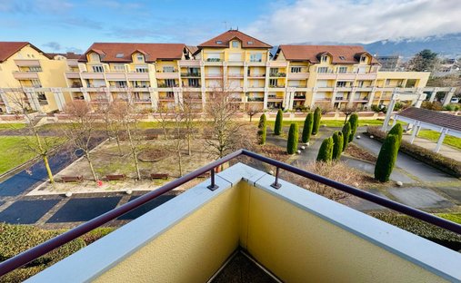 Castle for Sale in Saint-Julien-en-Genevois, Auvergne-Rhône-Alpes, France