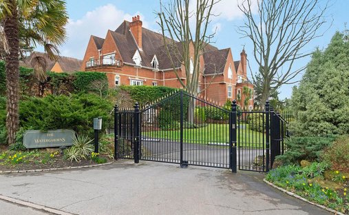 Apartment in Coombe, Royal Borough of Kingston upon Thames, England 1