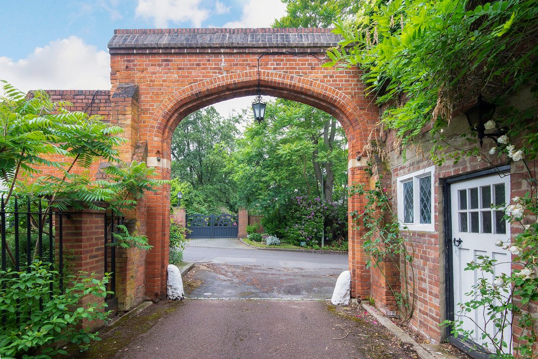 House in Coombe, Royal Borough of Kingston upon Thames, England 3 - 16786402
