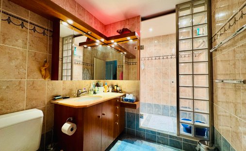 Castle for Sale in Saint-Julien-en-Genevois, Auvergne-Rhône-Alpes, France