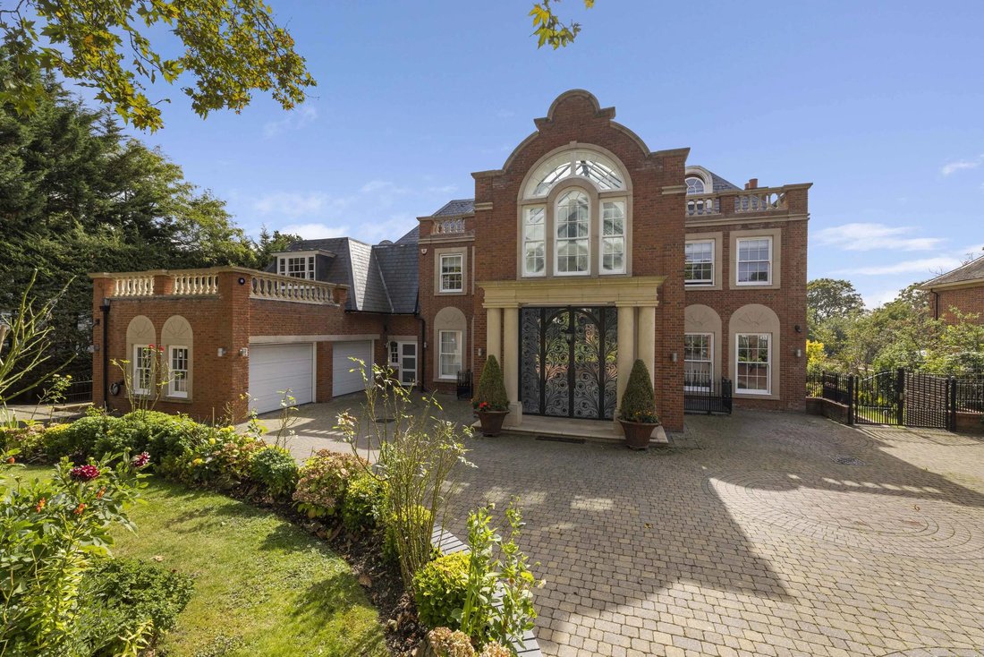 House in Coombe, Royal Borough of Kingston upon Thames, England 1 - 16786648