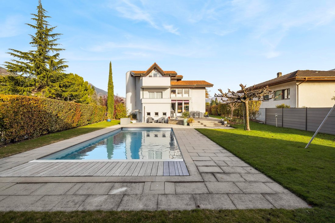 Detached Villa With Pool And Independent Studio