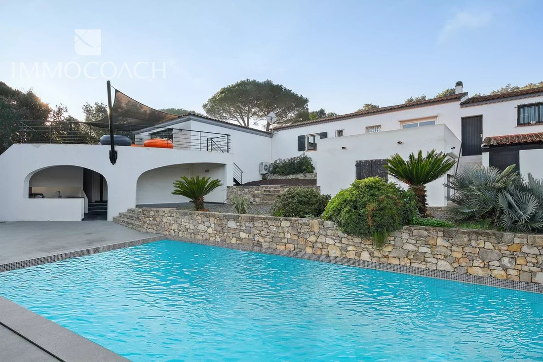 Estate in Centre, Bormes-les-Mimosas, France 1 - 16398343