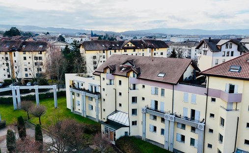 Castle for Sale in Saint-Julien-en-Genevois, Auvergne-Rhône-Alpes, France