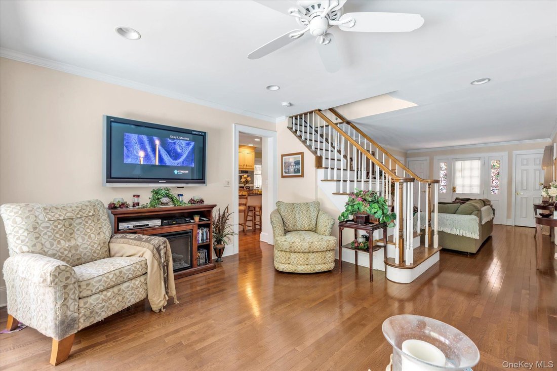 House in Merrick, New York, United States 3 - 15842157