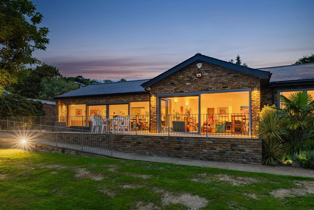 Bungalow in New Malden, Royal Borough of Kingston upon Thames, England 1 - 16786613