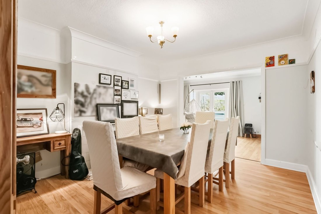 Haus in Epsom and Ewell, England 4 - 16786482