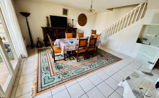 Castle for Sale in Saint-Julien-en-Genevois, Auvergne-Rhône-Alpes, France