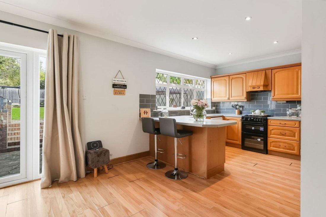 Haus in Epsom and Ewell, England 3 - 16786482