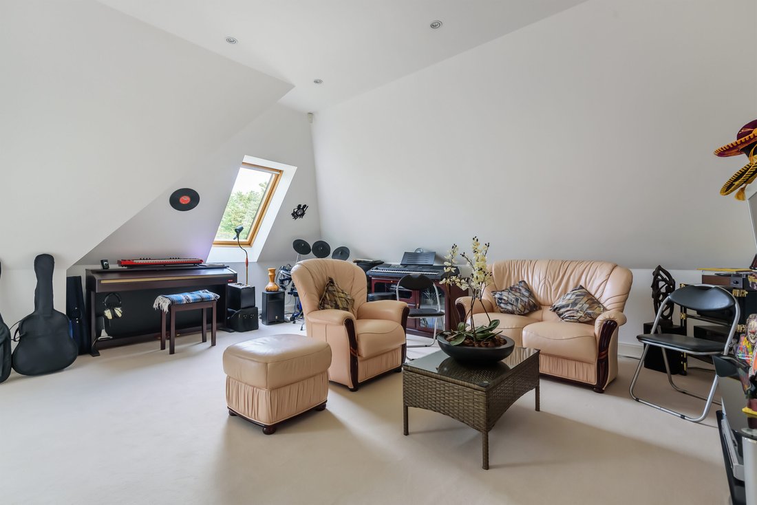 Villa in Ferney Hill, Enfield, England 2 - 16786414