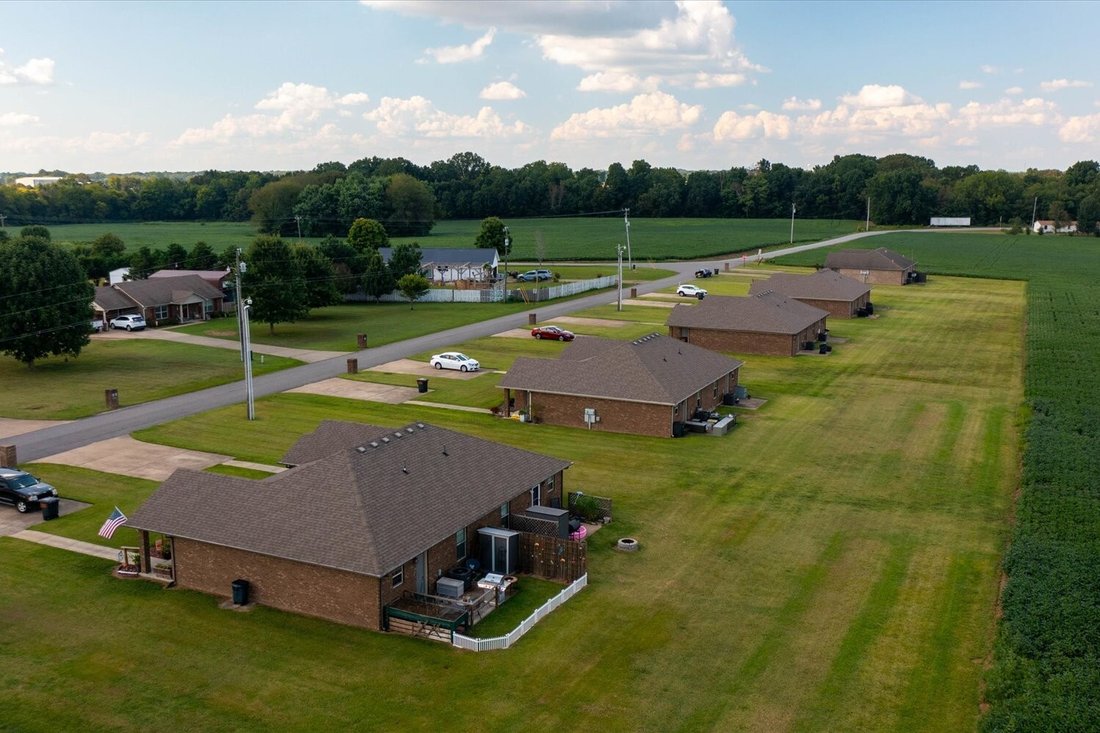 Lawrenceburg, Tennessee, United States 3 - 16790550