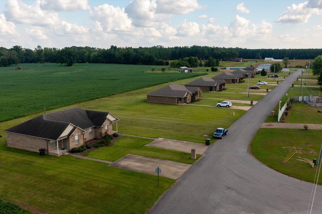 Lawrenceburg, Tennessee, United States 2 - 16790550