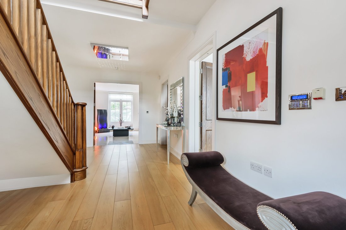 Villa in Ferney Hill, Enfield, England 4 - 16786414