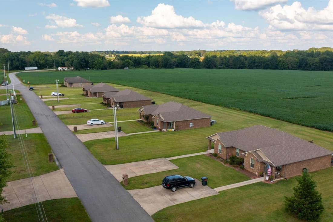 Lawrenceburg, Tennessee, United States 1 - 16790550