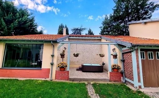 Château For Sale, 15 Rooms Le Vesinet 78110