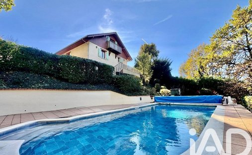 Castle for Sale in Saint-Julien-en-Genevois, Auvergne-Rhône-Alpes, France