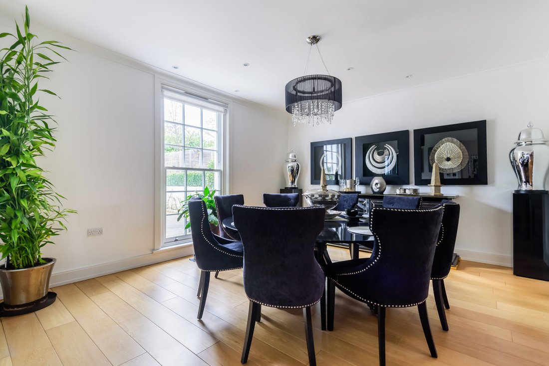 Villa in Ferney Hill, Enfield, England 3 - 16786414