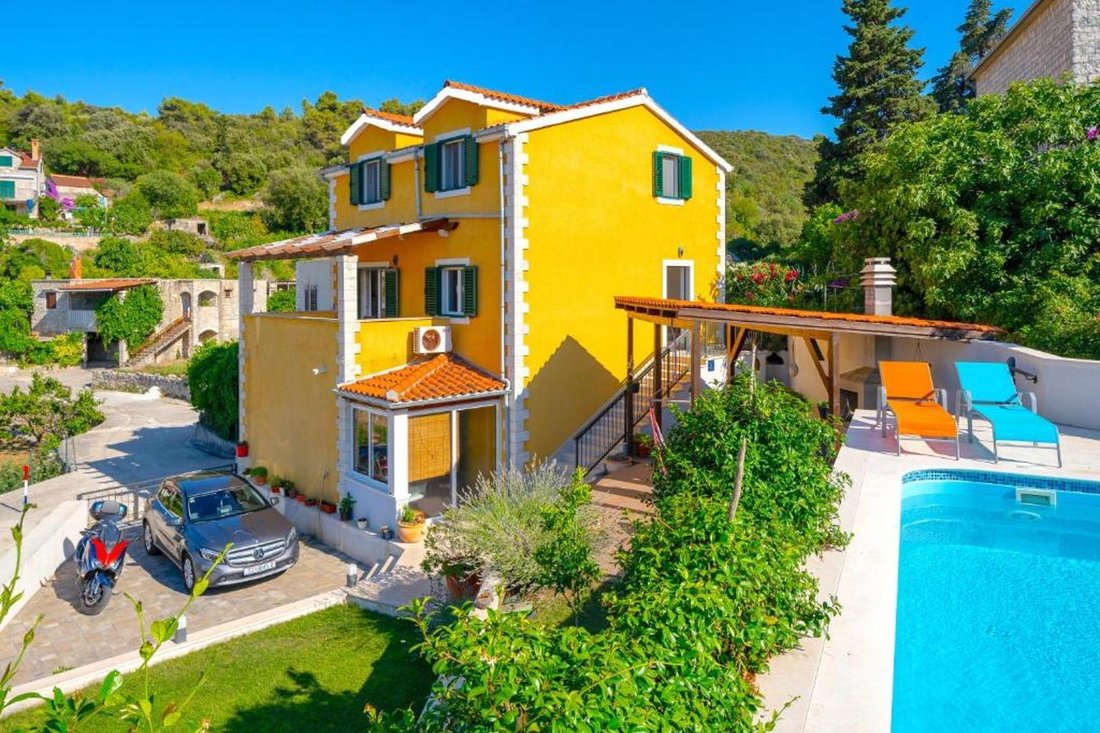 Villa in Splitska, Split-Dalmatia County, Croatia 1 - 16788812