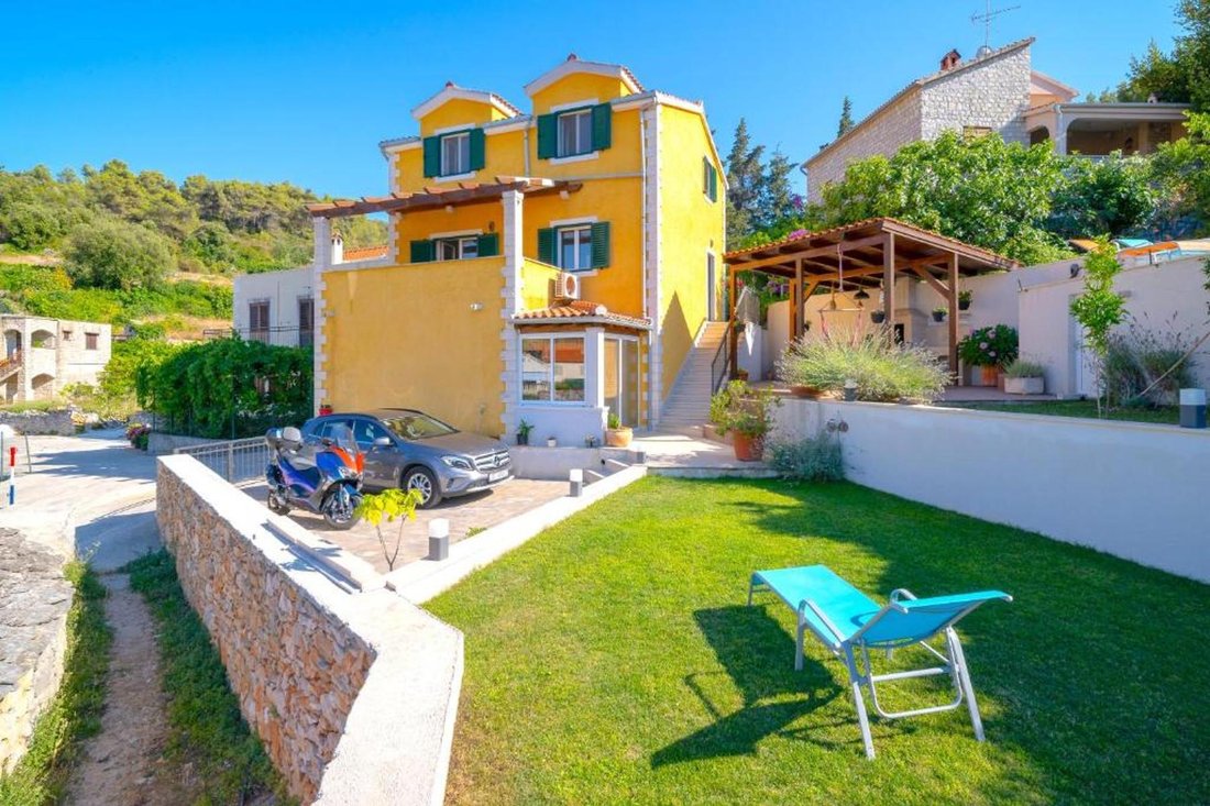 Villa in Splitska, Split-Dalmatia County, Croatia 2 - 16788812