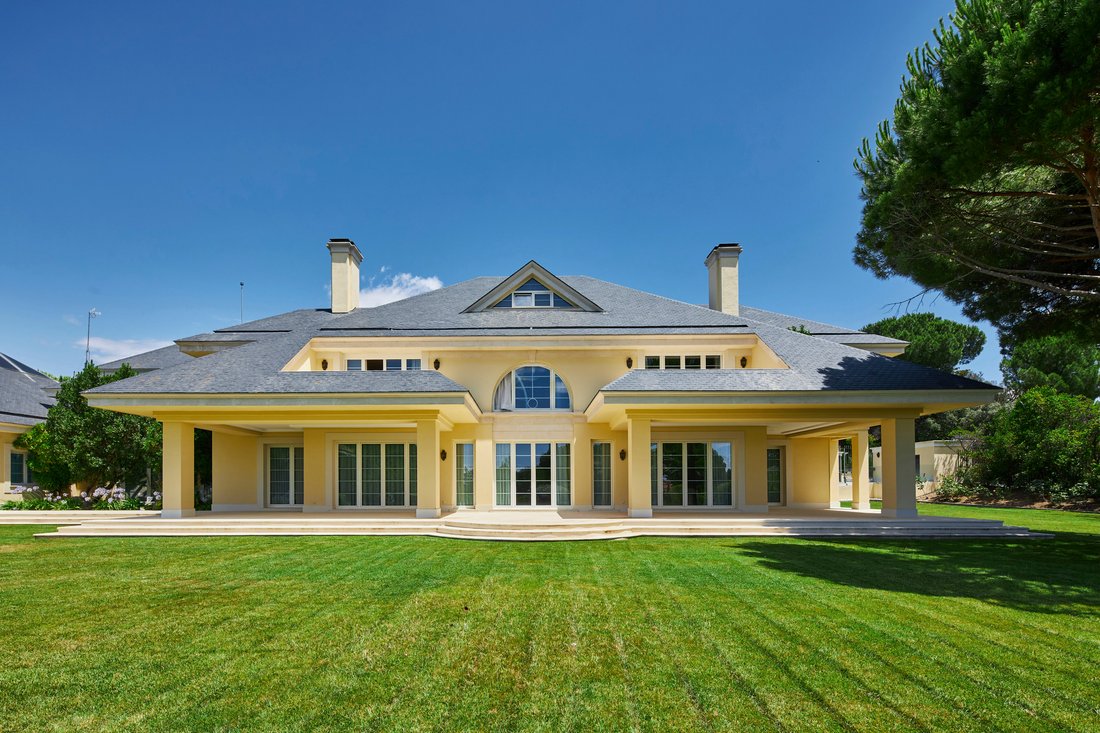 Villa in Pozuelo de Alarcon, Comunidad de Madrid, Spain 1 - 16795876