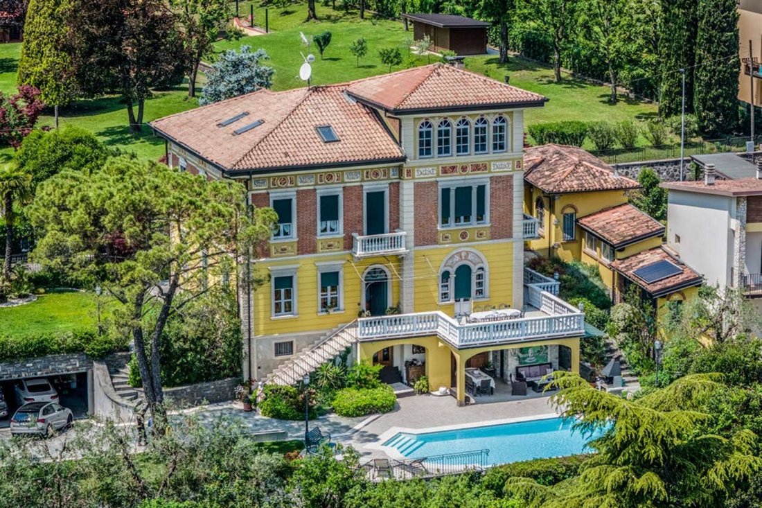 Villa in Pertica Bassa, Lombardy, Italy 1 - 16795628