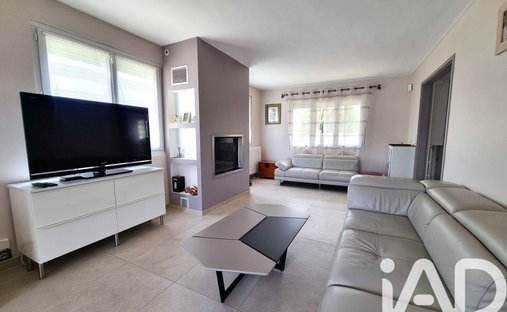 House in La Doutre, Ozoir-la-Ferriere, France 1
