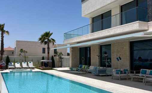 Villa in Abu Dhabi, Abu Dhabi, United Arab Emirates 1
