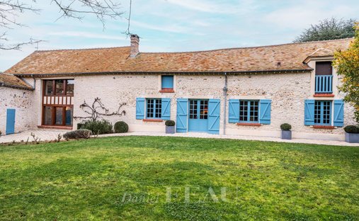 Castle for Sale in Houdan, Île-de-France, France