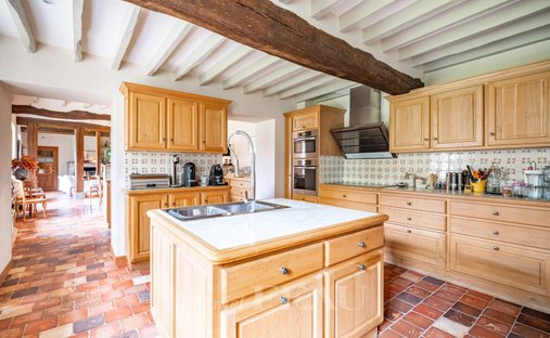 Castle for Sale in Houdan, Île-de-France, France