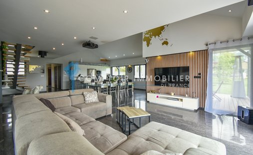 One Of Flat Roof Water Castle, Rochefort ( Commerical)