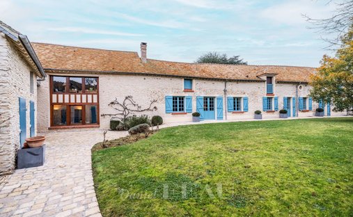 Castle for Sale in Houdan, Île-de-France, France