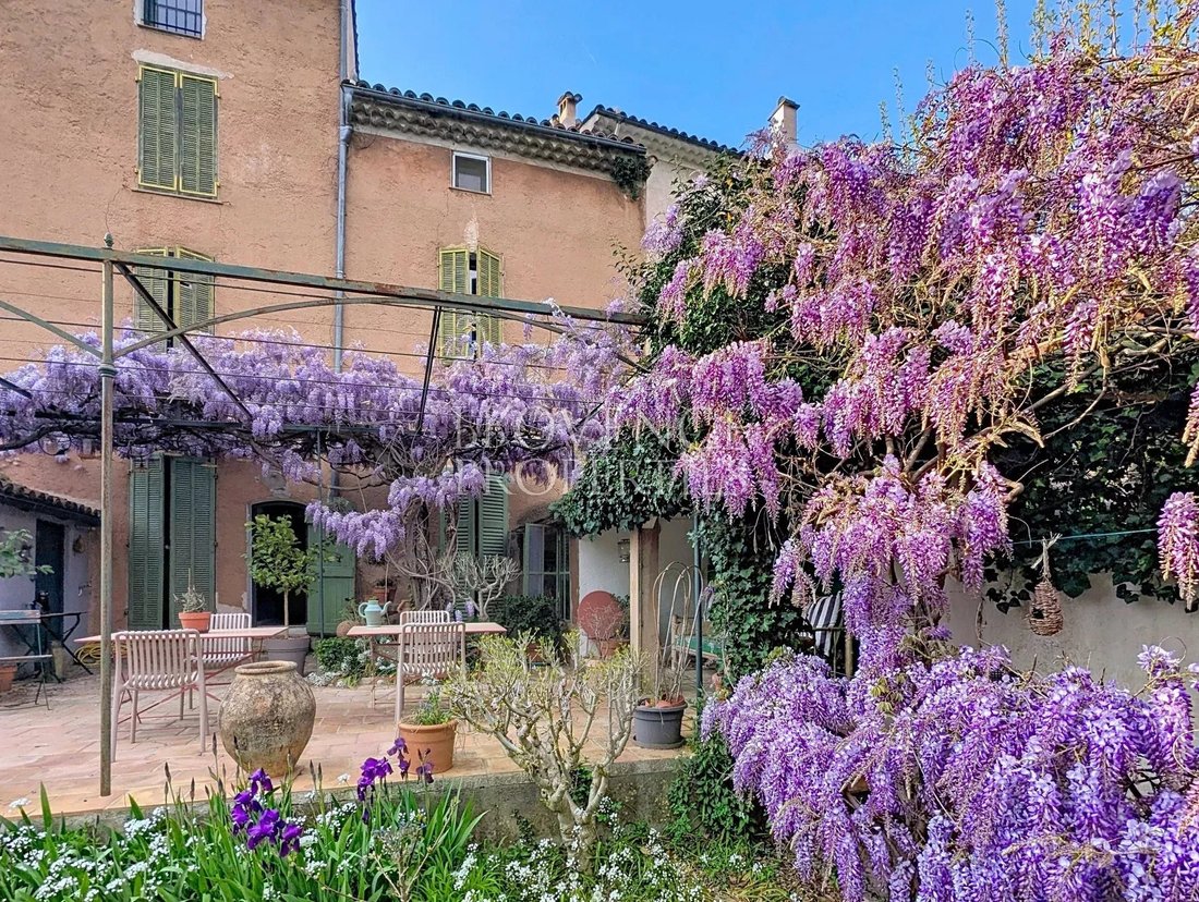 Correns, Provence-Alpes-Côte d'Azur, France 1 - 16808771