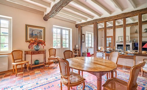 Castle for Sale in Houdan, Île-de-France, France