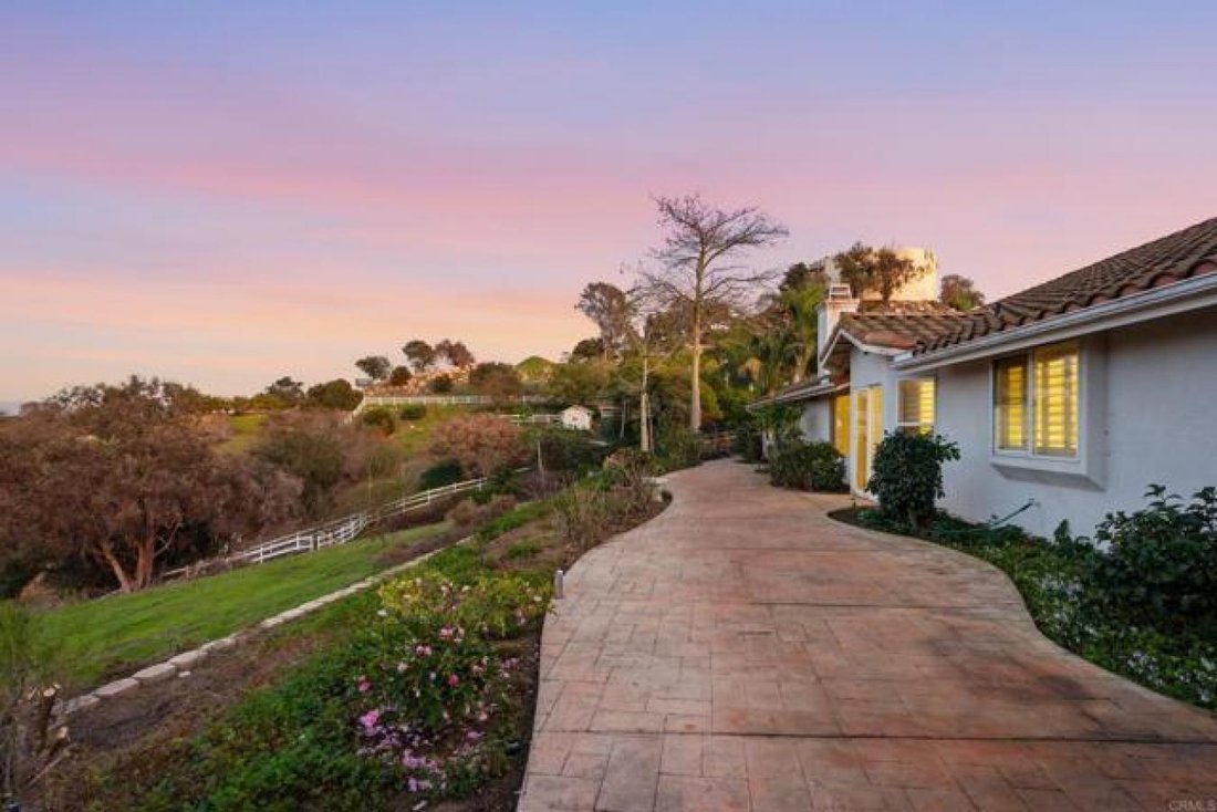 2449 Trails End In Fallbrook, California, United States For Sale (16803886)