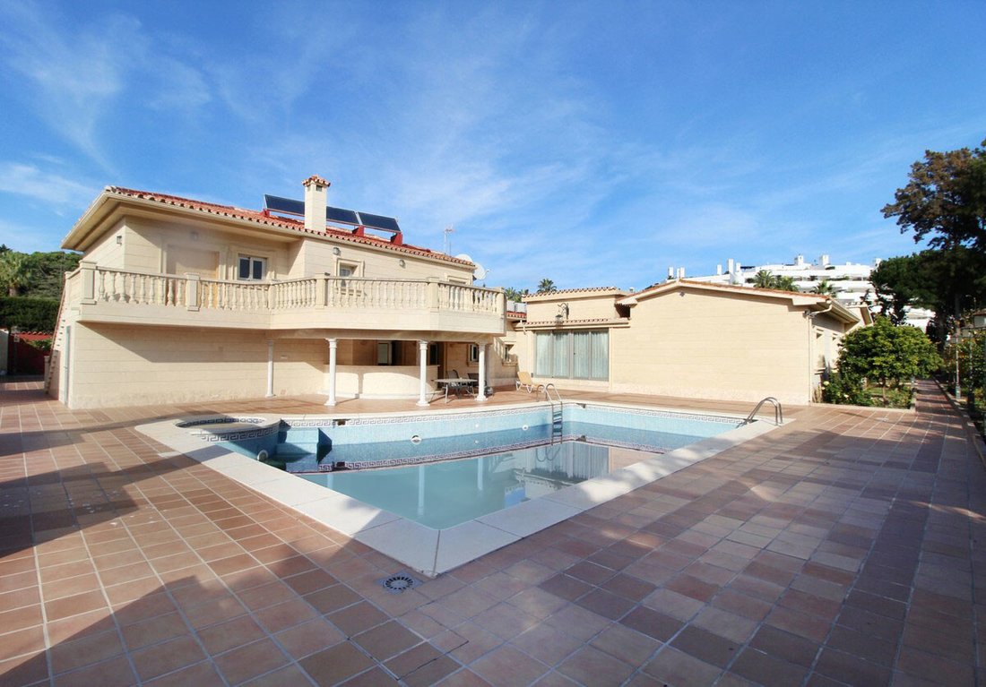Villa in Guadalmina Baja, San Pedro de Alcantara, Spain 1 - 16805764