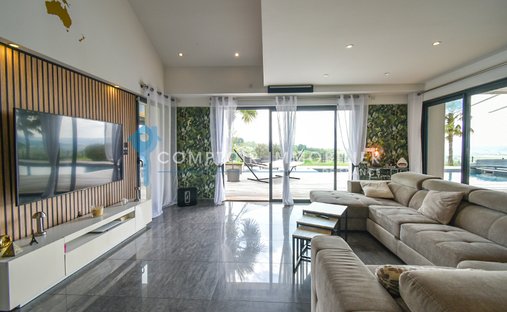 One Of Flat Roof Water Castle, Rochefort ( Commerical)