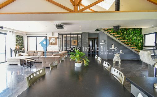 One Of Flat Roof Water Castle, Rochefort ( Commerical)