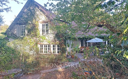 Propriété D'exception Avec 2 Maisons Indépendantes, Piscine Et Jardin Paysager