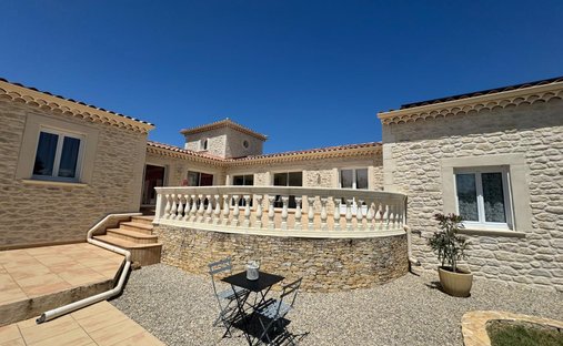 Villa in Sainte-Cécile-les-Vignes, Provence-Alpes-Côte d'Azur, France 1