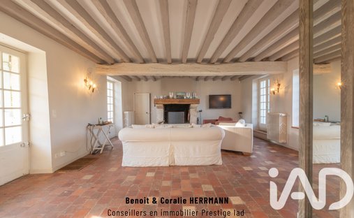 Castle for Sale in Houdan, Île-de-France, France