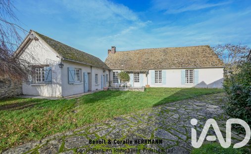 Castle for Sale in Houdan, Île-de-France, France