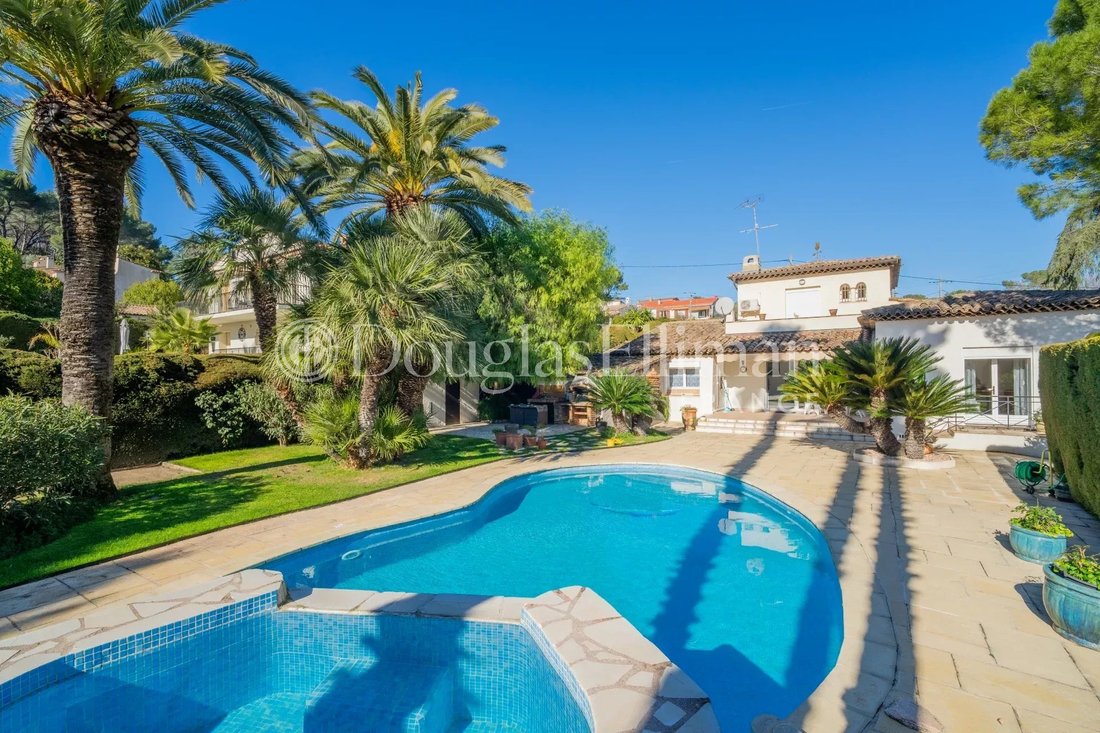 Villa in Mougins, Provence-Alpes-Côte d'Azur, France 1 - 15121687