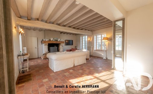 Castle for Sale in Houdan, Île-de-France, France