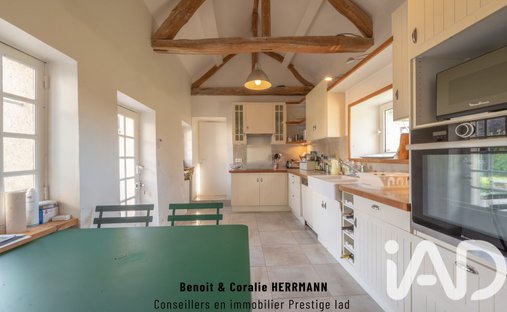 Castle for Sale in Houdan, Île-de-France, France