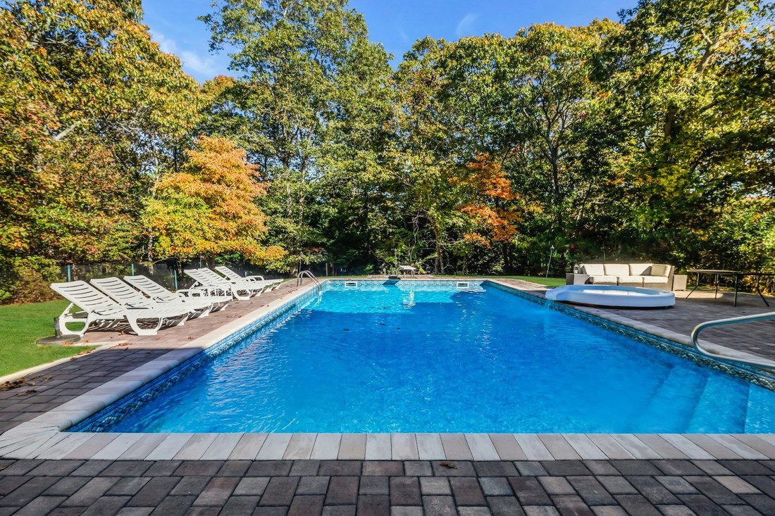 Hampton Bays, New York, United States 3 - 16132783