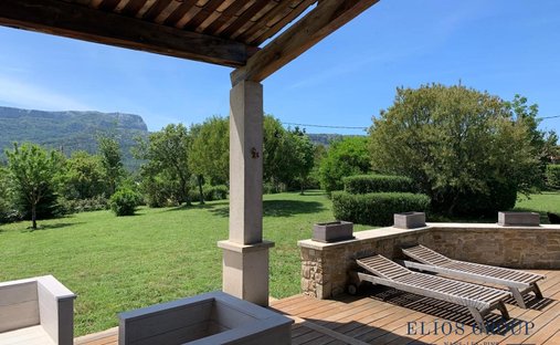 Castle for Sale in Plan-d'Aups-Sainte-Baume, Provence-Alpes-Côte d'Azur, France